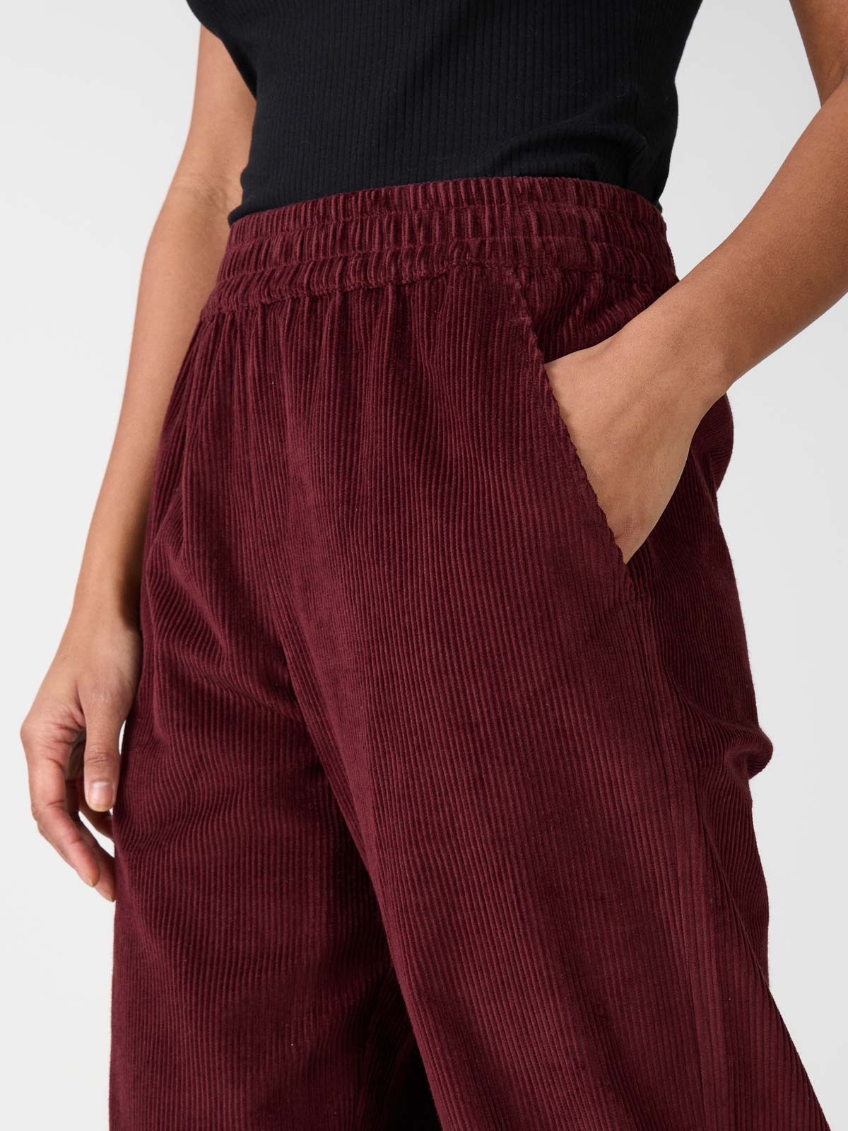 Marta Hose Weinrot