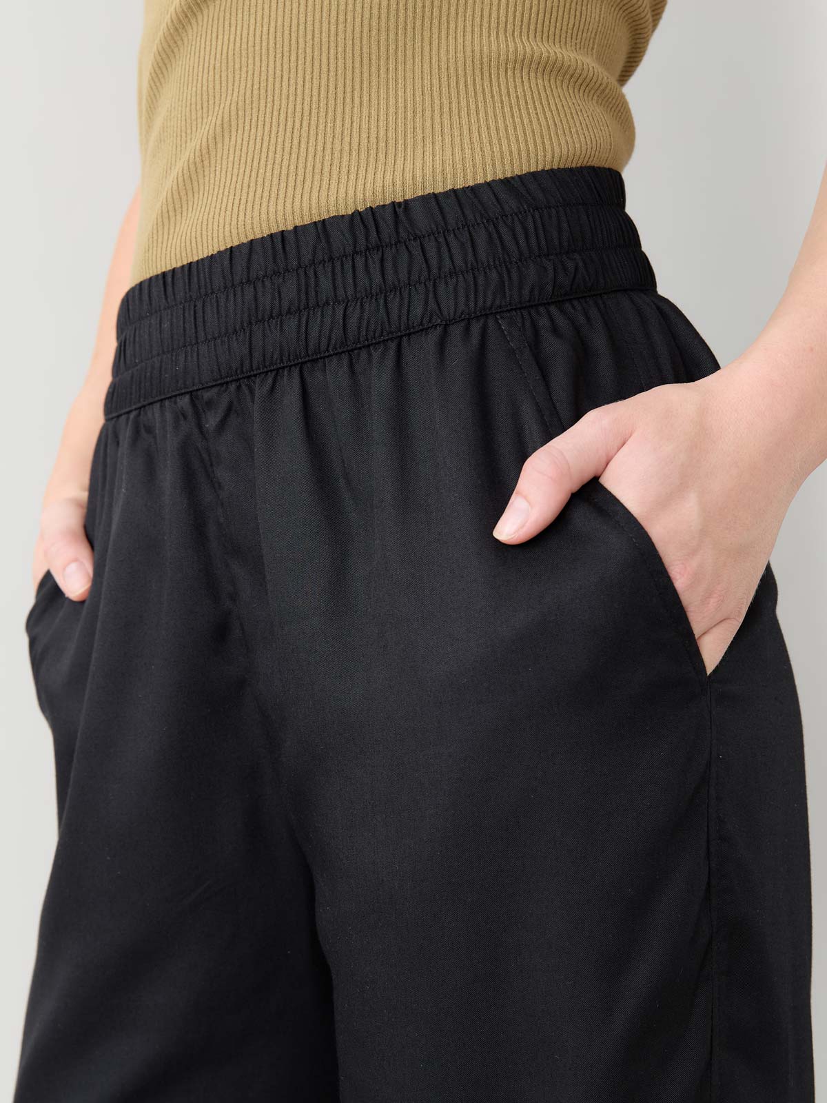 schwarze Hose aus TENCEL™️ Lyocell