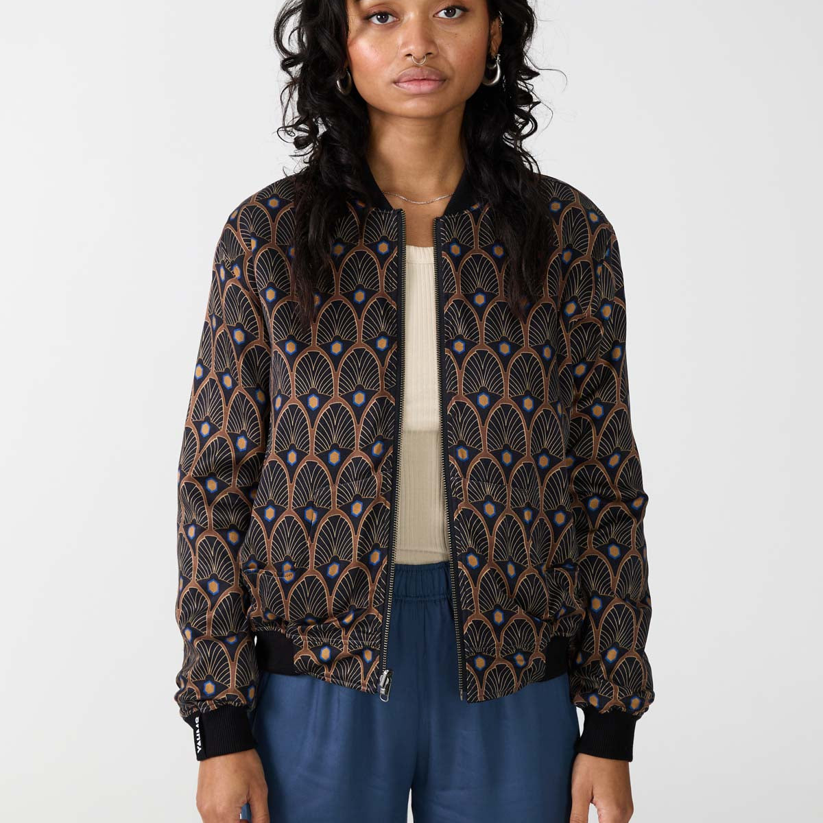 2412_women_bomber_metropolis-