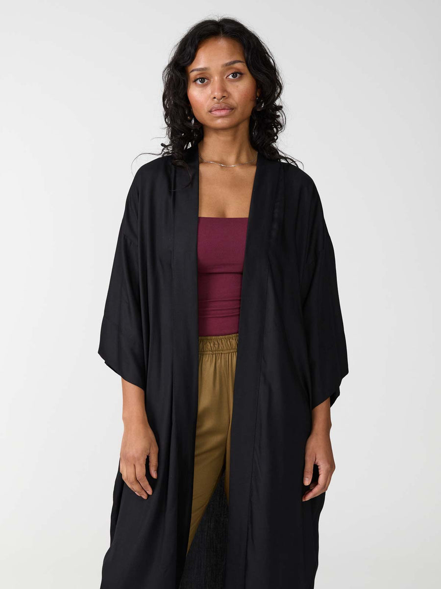 schwarzer Kimono aus TENCEL Lyocell