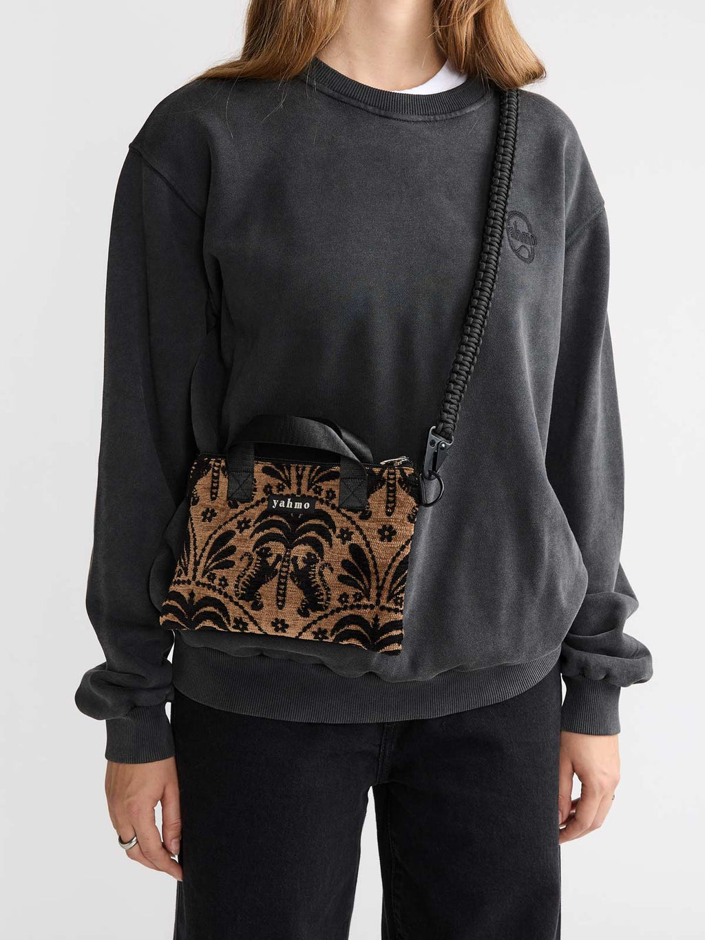 Borsa A Spalla Gracey Di Pepe Jeans – Mezzaluna Con Chiusura A Zip, Manico Regolabile, Tasche Interne, In Poliuretano.