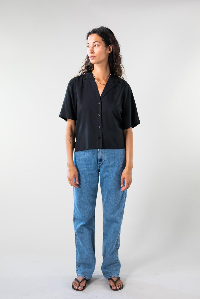schwarzes Bowling Shirt aus TENCEL Lyocell