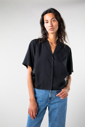 schwarzes Bowling Shirt aus TENCEL Lyocell